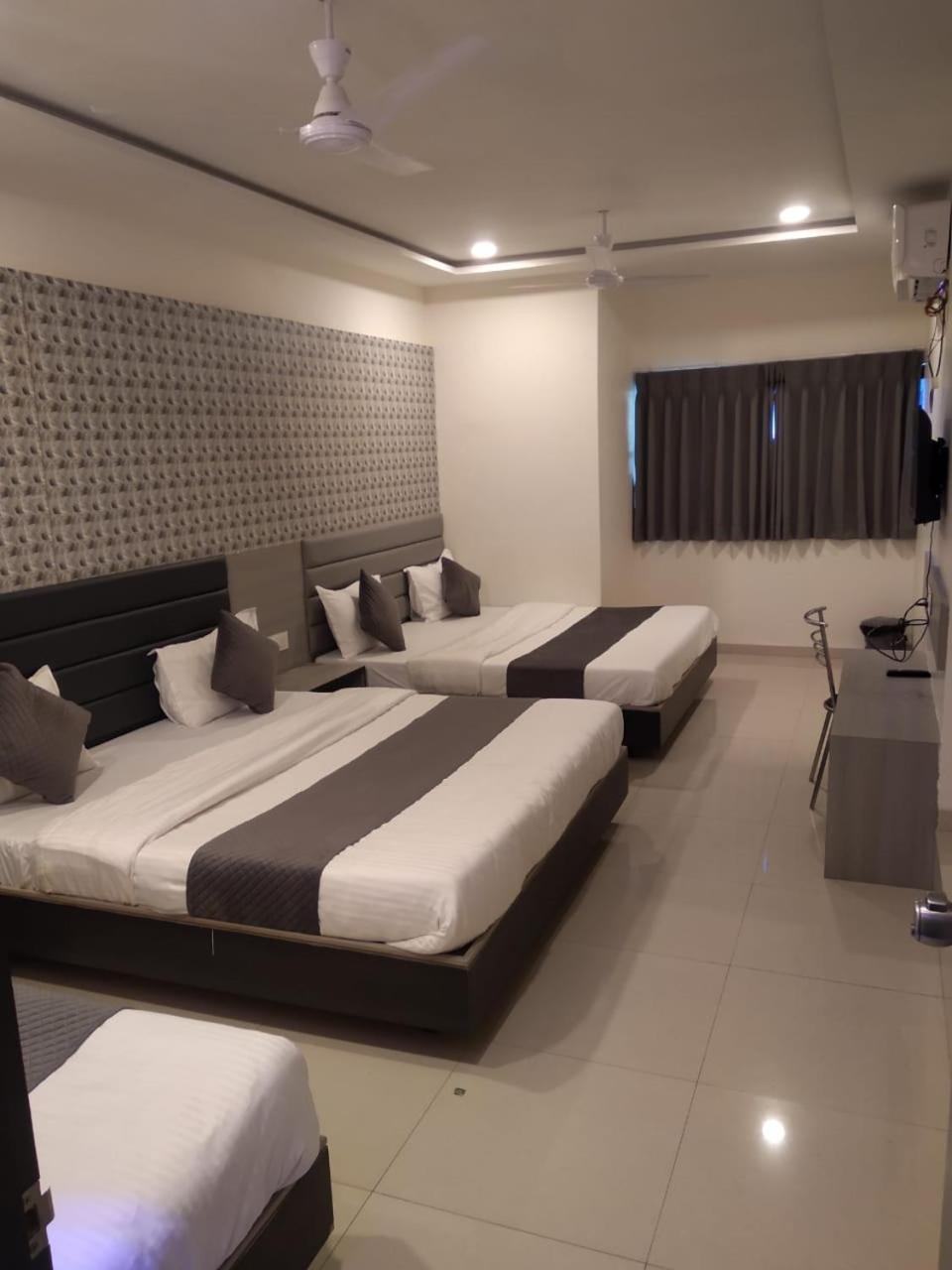 Hotel Selfie Inn Ahmedabad Exterior foto