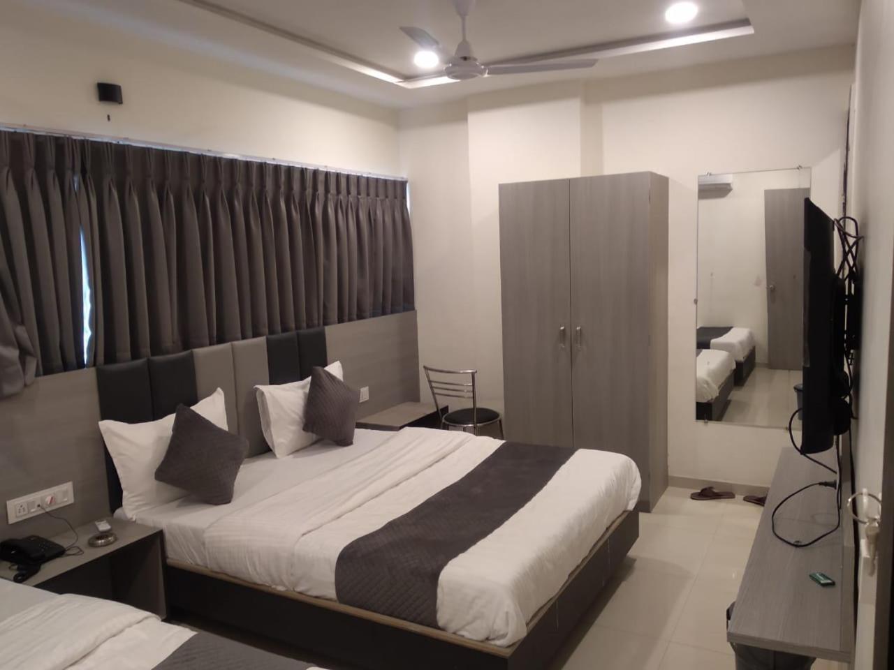 Hotel Selfie Inn Ahmedabad Exterior foto