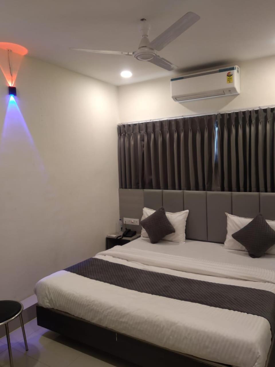 Hotel Selfie Inn Ahmedabad Exterior foto