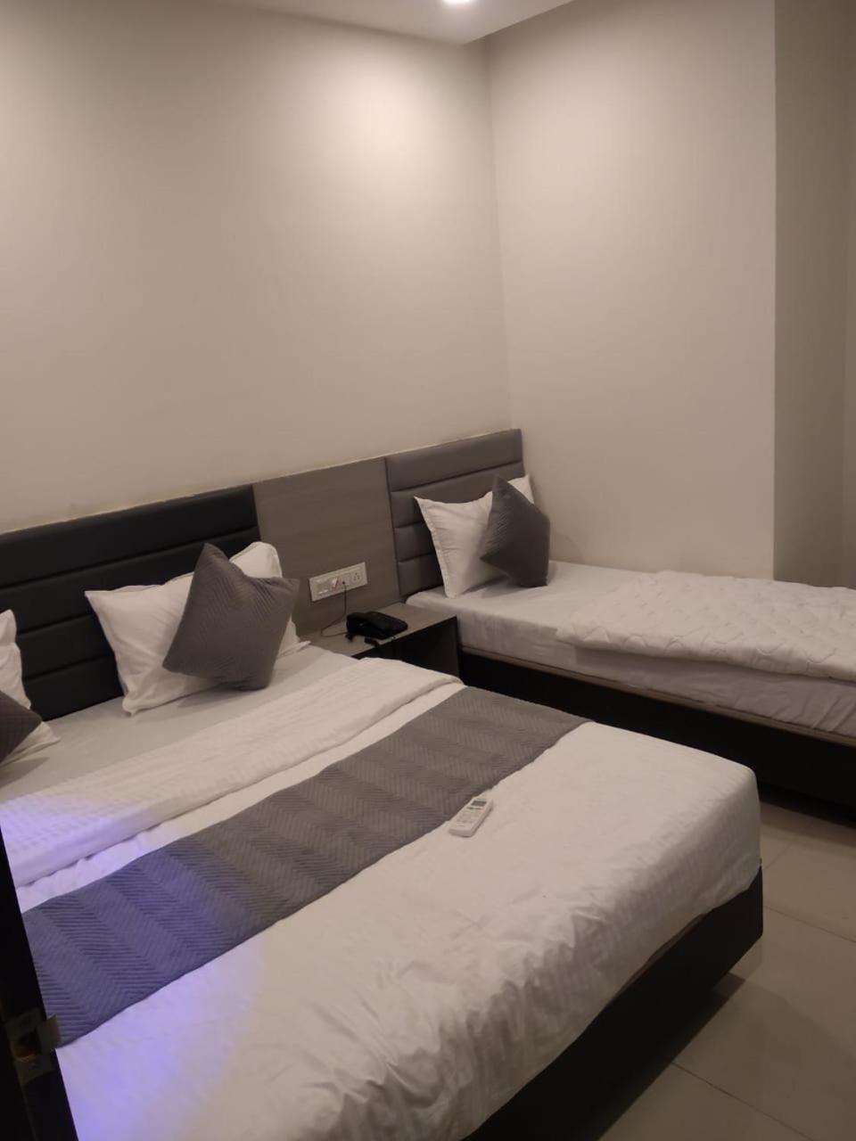 Hotel Selfie Inn Ahmedabad Exterior foto