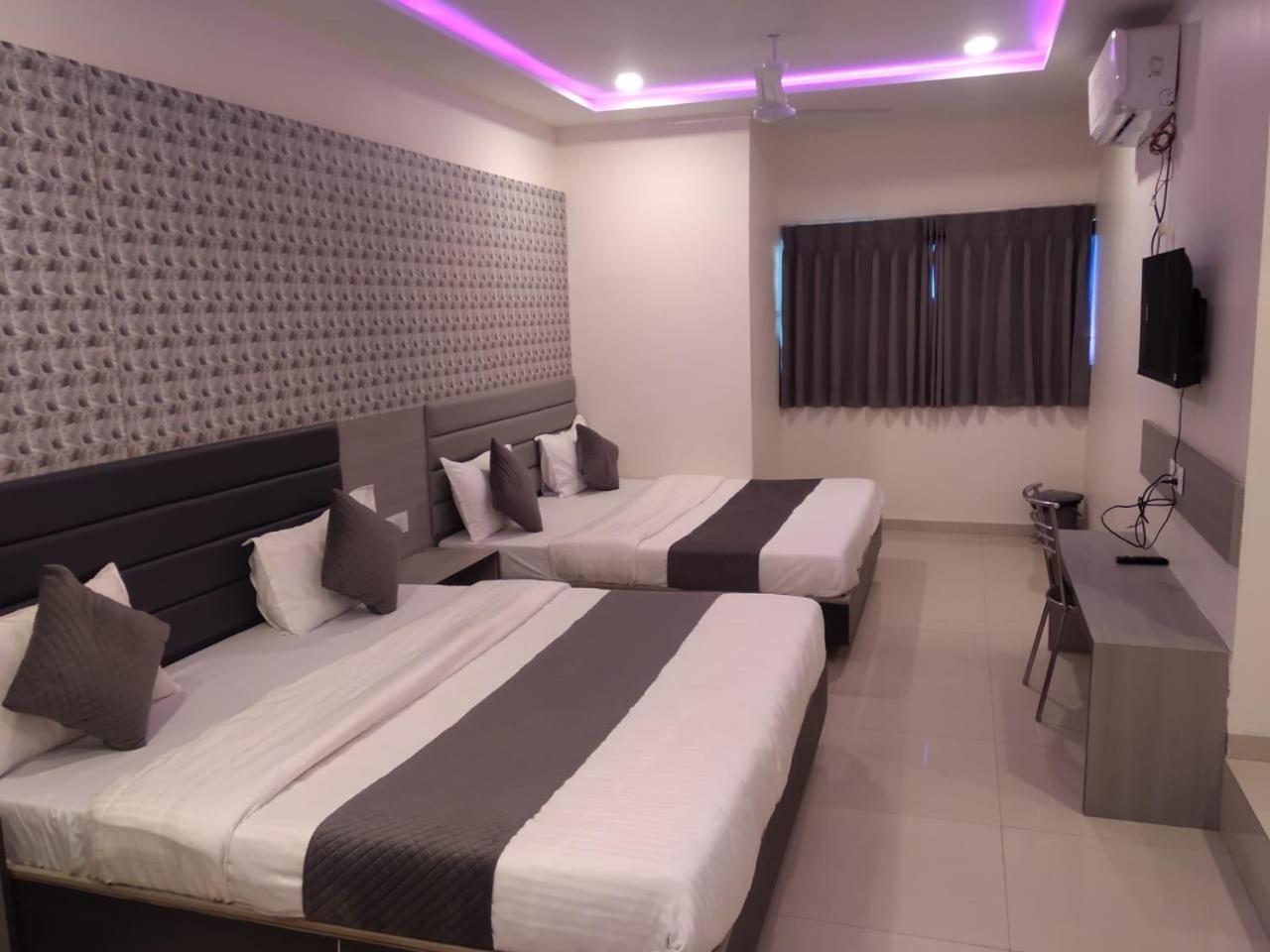 Hotel Selfie Inn Ahmedabad Exterior foto