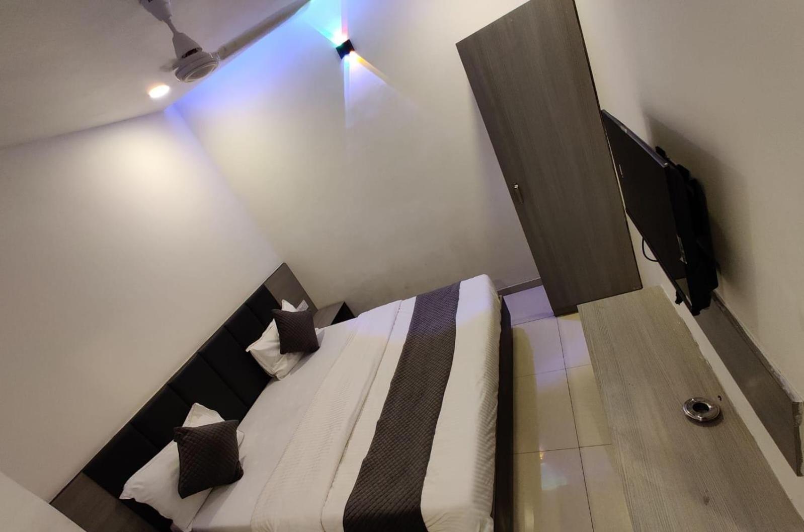 Hotel Selfie Inn Ahmedabad Exterior foto