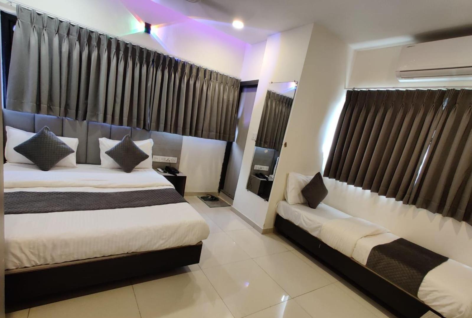Hotel Selfie Inn Ahmedabad Exterior foto