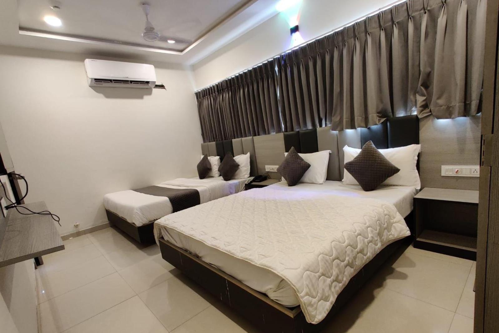 Hotel Selfie Inn Ahmedabad Exterior foto