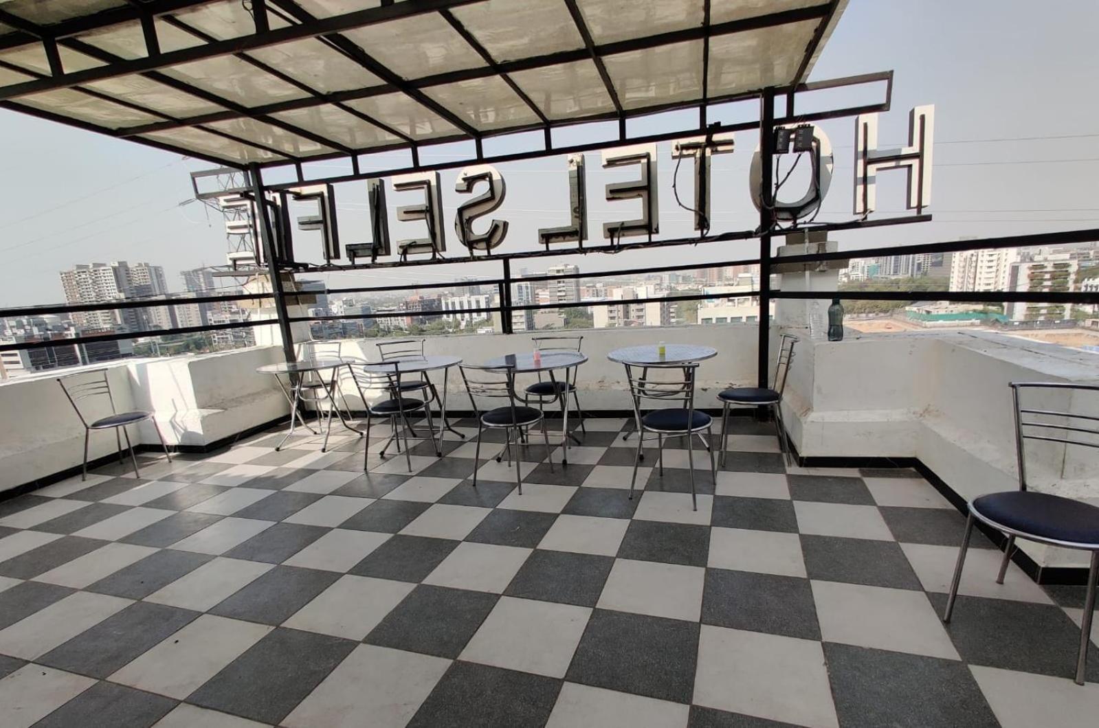 Hotel Selfie Inn Ahmedabad Exterior foto